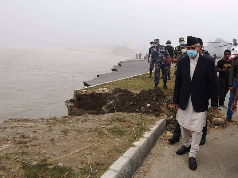 प्रधानमन्त्री देउवाद्वारा क्षतिग्रस्त पहुँच मार्ग ‘भाइरल रोड’ को स्थलगत निरीक्षण